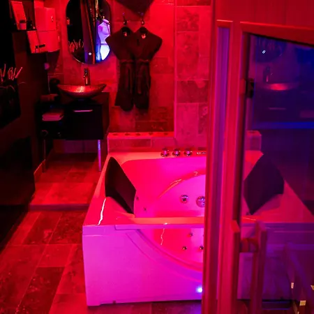 Loveroom Sauna, Balnéo, Parking Privé Dans Le Centre De Appartamento